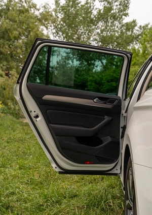 Volkswagen Passat cena 69990 przebieg: 253000, rok produkcji 2016 z Warszawa małe 562